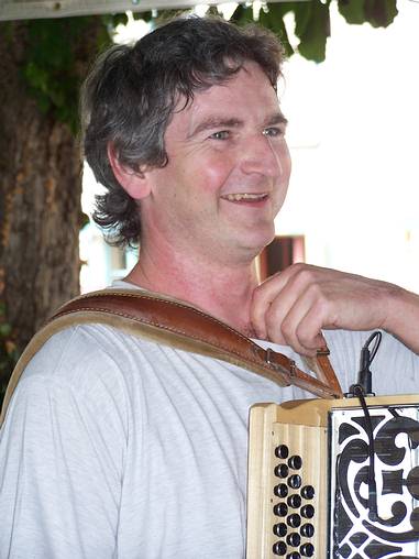 Bernard vous accueille, à l'accordéon diatonique... (difficile de sourire en jouant !).   Photo Cathy Raveneau à 'la confrérie du parquet'
